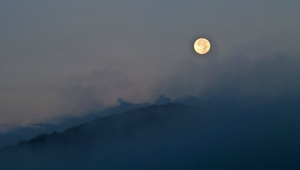 Лунное небо в тумане
