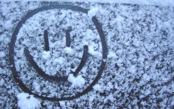 Смайлик на снегу