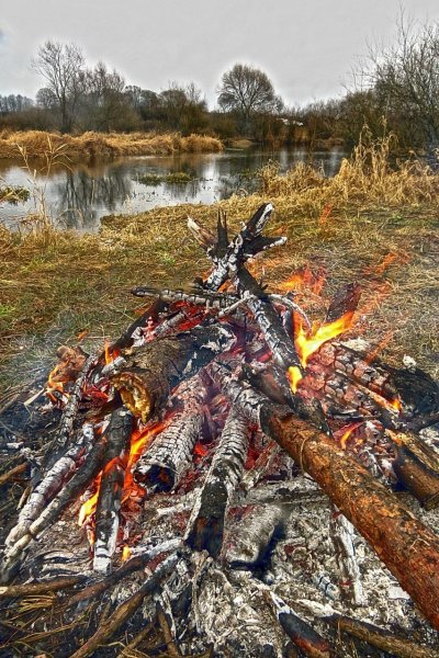 Костер осенью