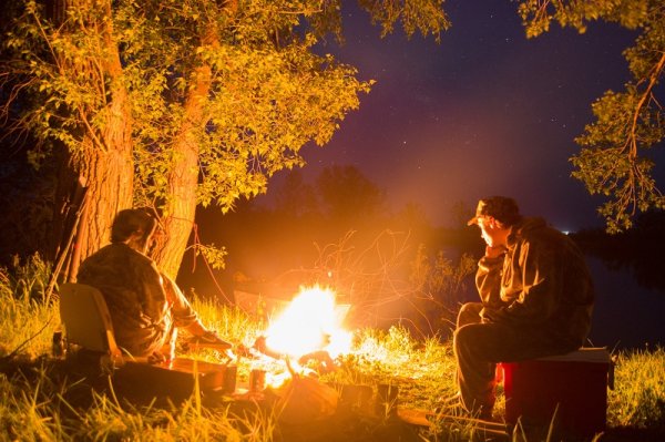 Люди у костра