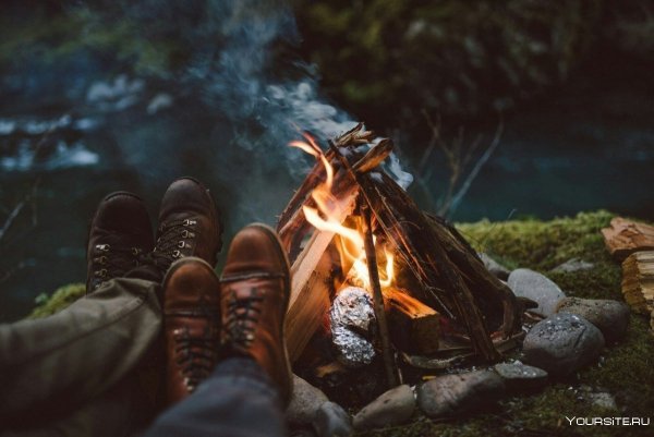 Люди у костра в горах