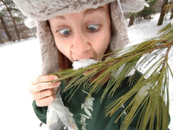 Человек ест снег