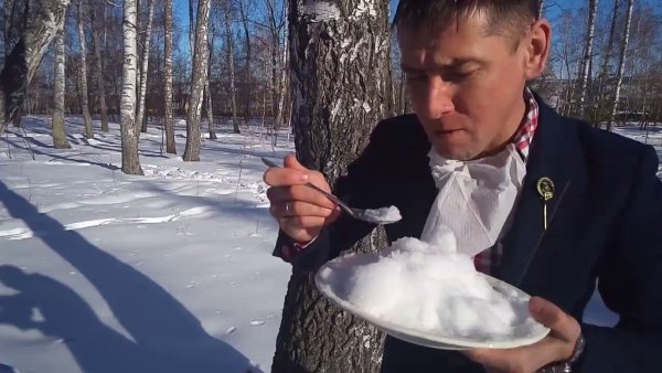 Ест снег