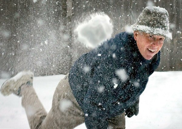 Кидаться снегом