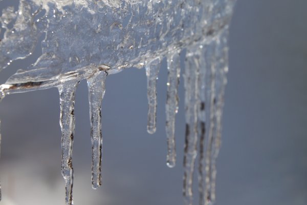 Снег и сосульки