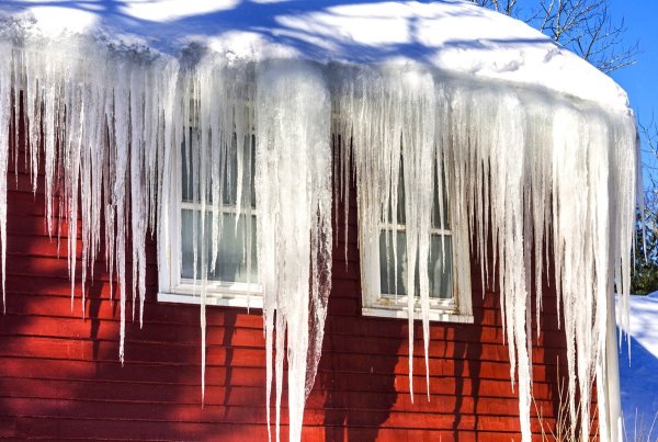 Сосульки на крышах домов
