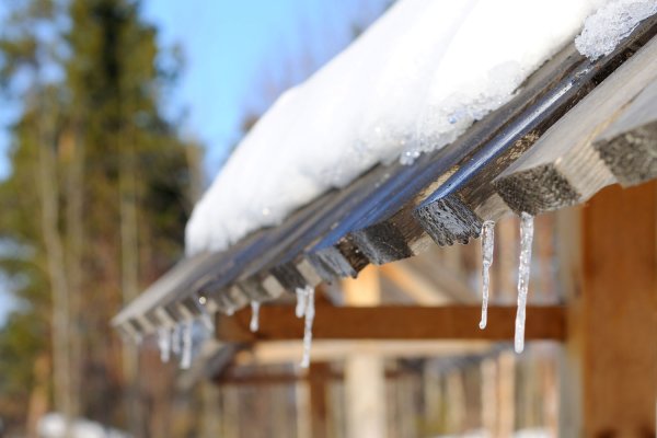 Весенние сосульки с крыши