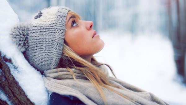 Девушка в снегу