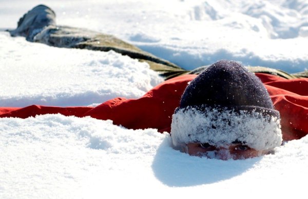 Спрятался в сугробе