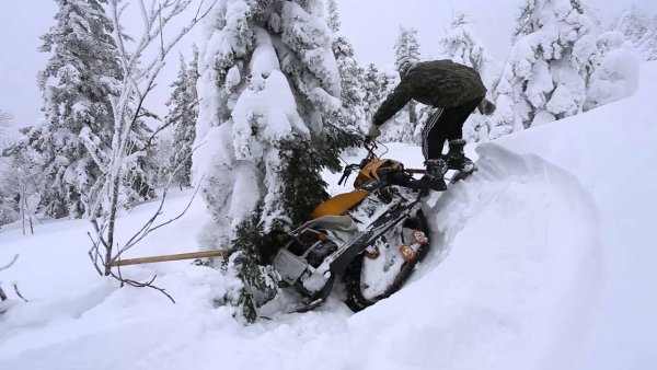 Снегоход застрял