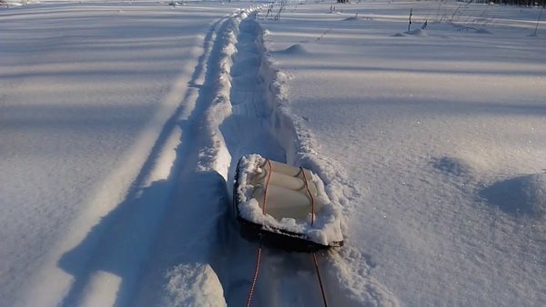 Следы санок на снегу