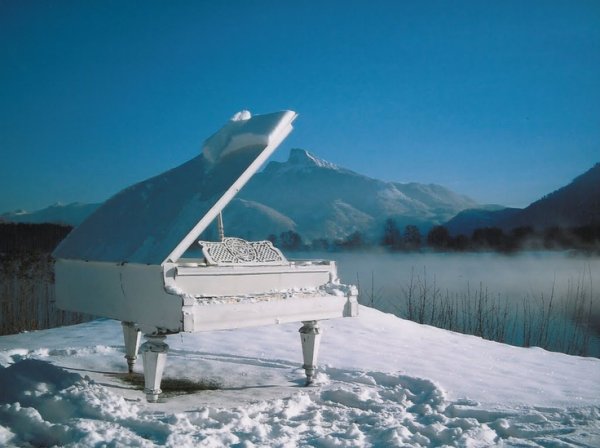 Пианино в снегу