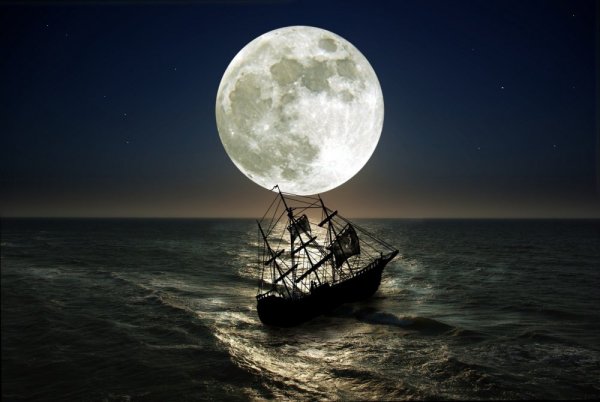 Корабль на фоне Луны