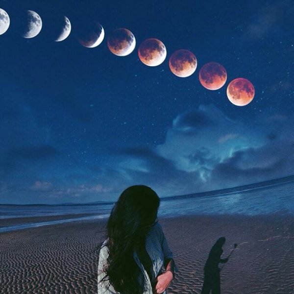 Девушка у берега ночью смотрит на звёздное небо — Фотки на аву