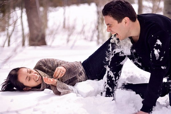 Мужчина и женщина в снегу