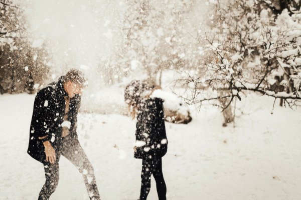 Парень и девушка в снегу