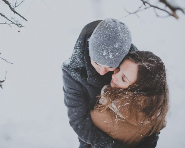 Парень обнимает девушку зимой