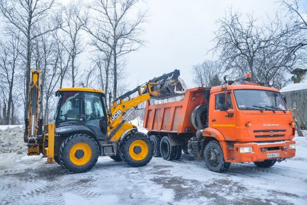 Погрузка снега в самосвал