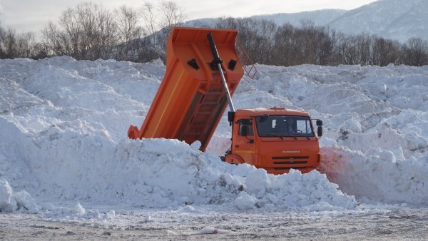 Самосвал КАМАЗ 55111 со снегом