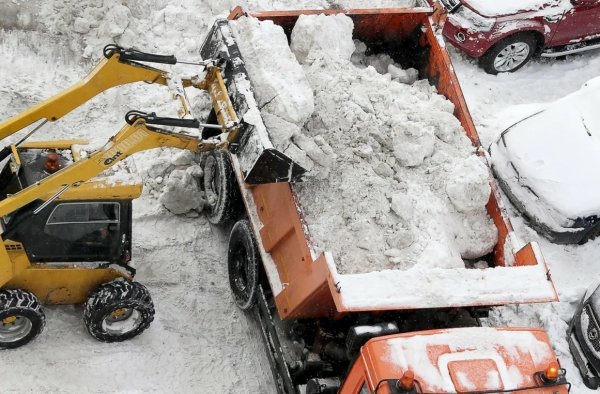 Уборка снега погрузчик и КАМАЗ