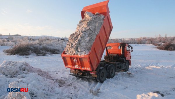 Самосвал со снегом