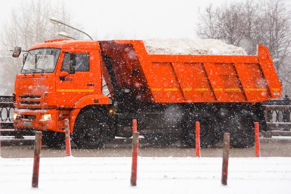 Самосвал КАМАЗ 55111 со снегом