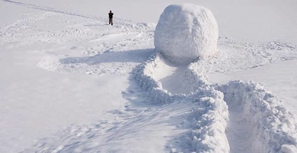 Огромный снежок