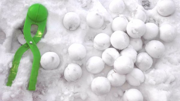 Снежки из снега