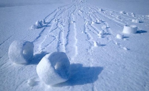 Большой комок снега