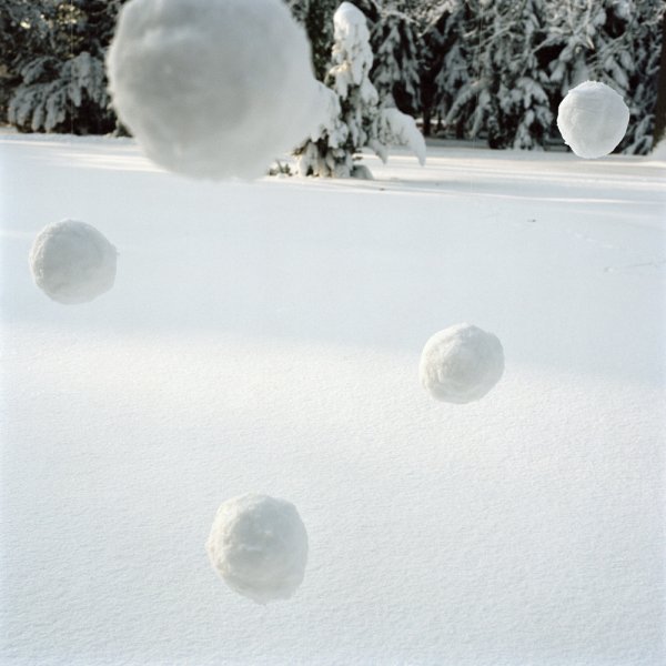 Снежные комочки большие и маленькие