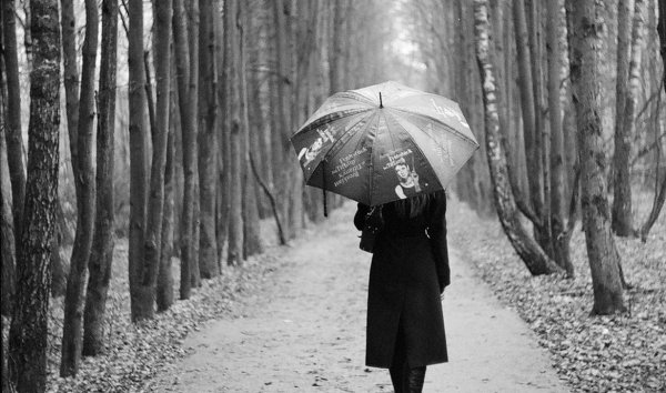 Девушка под зонтом