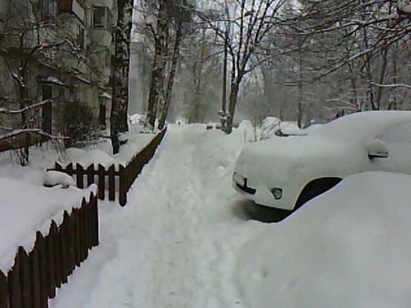 Снег валит и валит