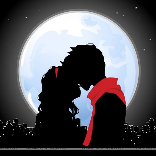 Силуэты влюбленных на фоне Луны
