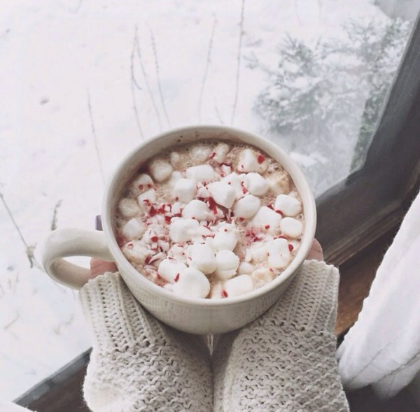 Какао с маршмеллоу в руках