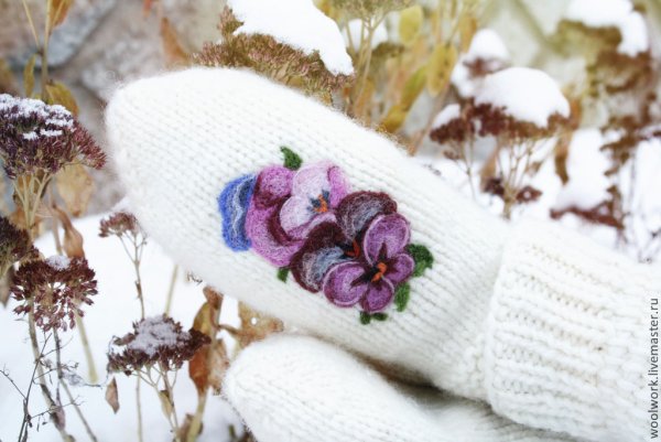 Зимняя вышивка на варежках