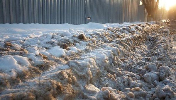 Грязные сугробы снега