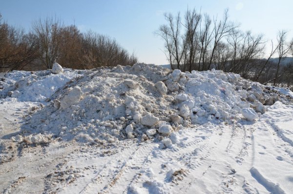 Грязный сугроб