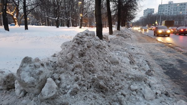 Грязный весенний снег