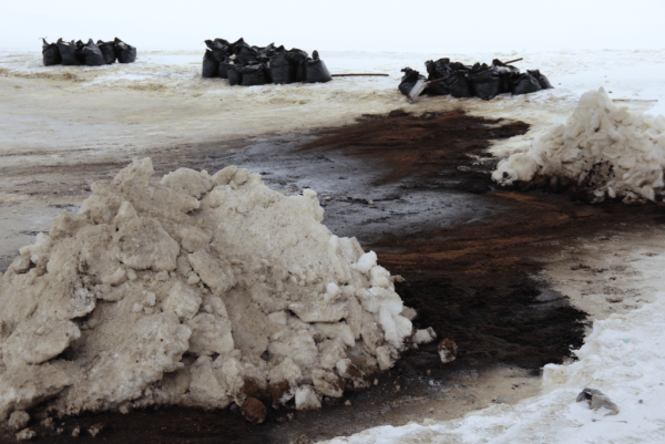 Разлив нефти на снегу