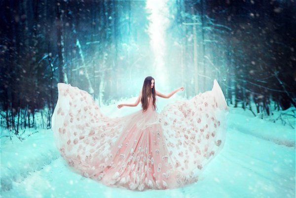 Девушка в платье зимой