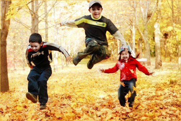 Дети на улице осенью
