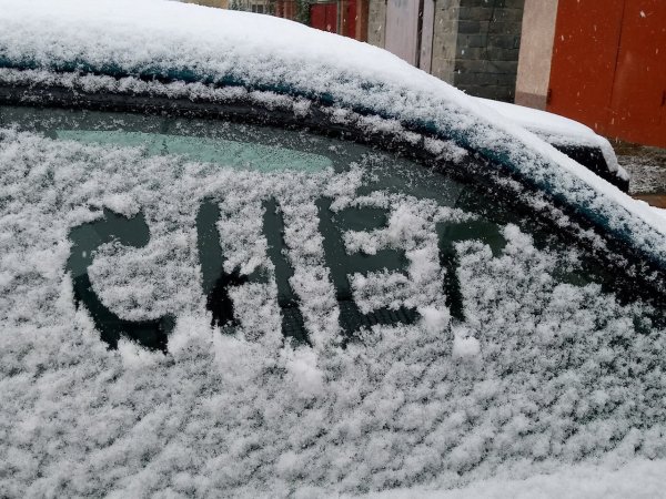 Надпись на снегу на машине