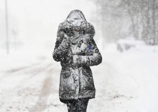 Человек под снегом