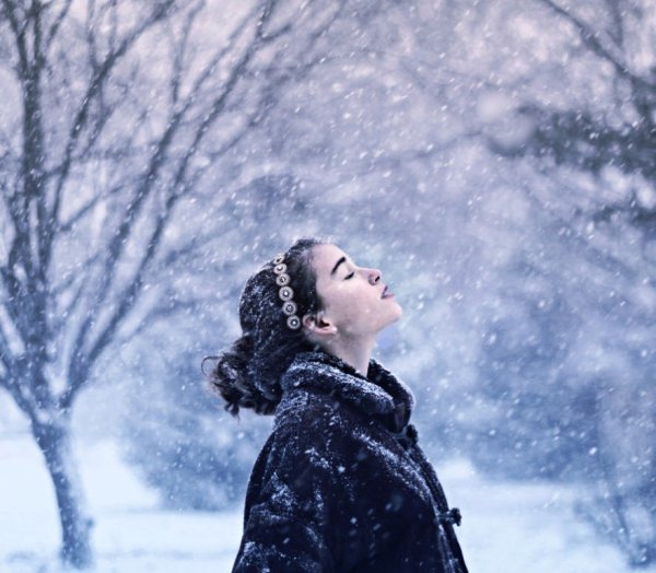 Девушка на зимнем пейзаже