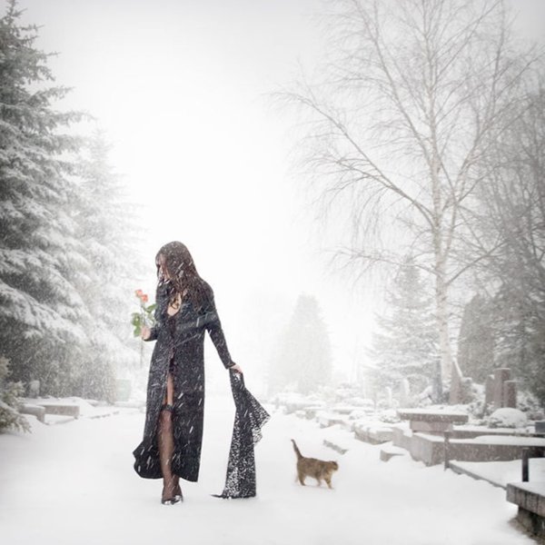 Одинокая женщина зимой