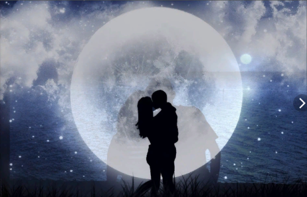 Поцелуй на фоне Луны
