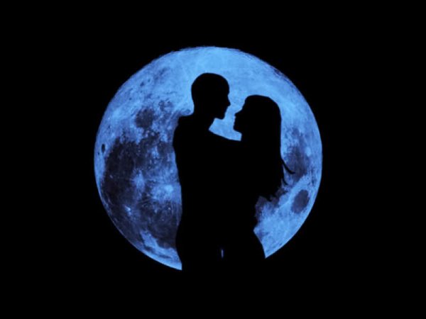 Пара под луной