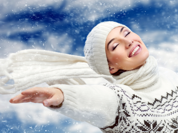 Счастливая девушка зимой