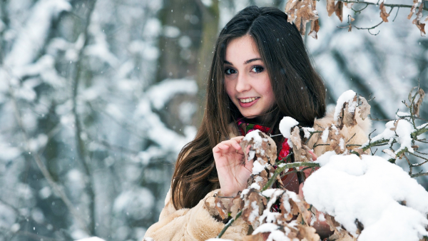 Голая девушка на снегу. Фото.