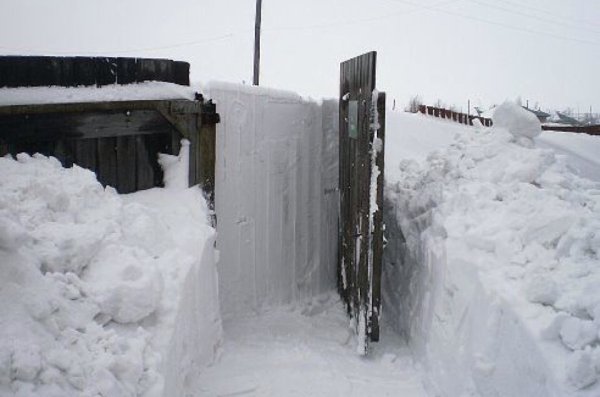 Дверь завалило снегом